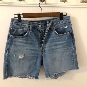 Levi’s 501 mid thigh denim shorts in Luxor street